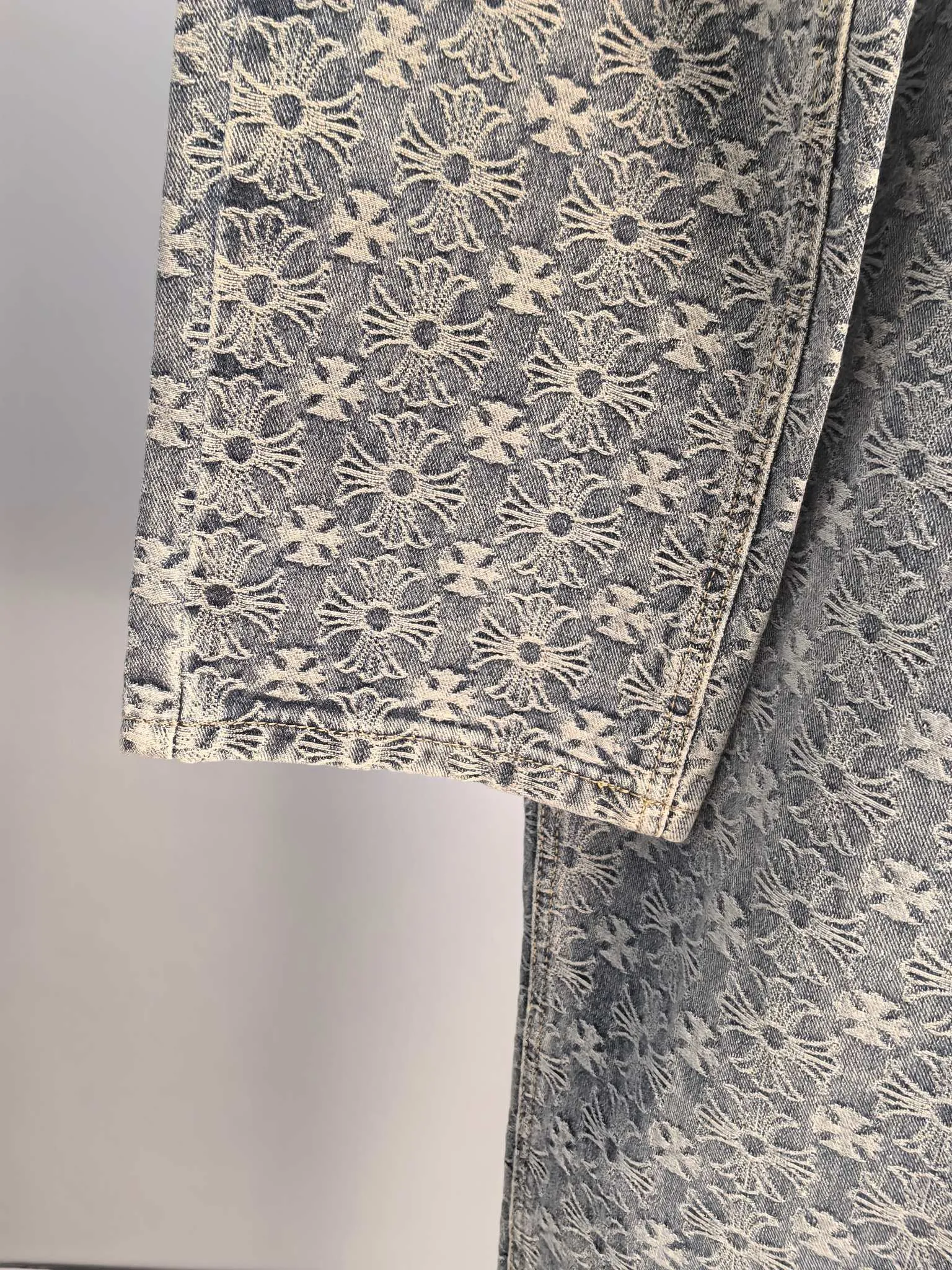 P960 Chrome Hearts Exclusively available in autumn and winter new counters, the same style denim suit can be sold separately, breathable, comfortable and casual! Full of high-end feel! The details are exquisite and high-end, and the workmanship is impeccable! The original high-end fabric is very high-end! The fabric is soft, delicate and comfortable, moisture-absorbent, quick-drying, breathable, neat and stylish. Top M-3XL, pants 29-36